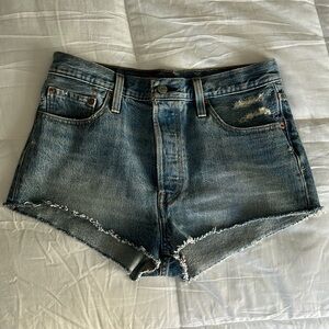 Levi’s cutoff shorts W29